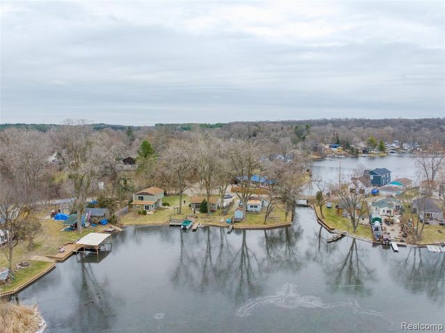 11388 Sunset Boulevard, Pinckney, MI 48169
