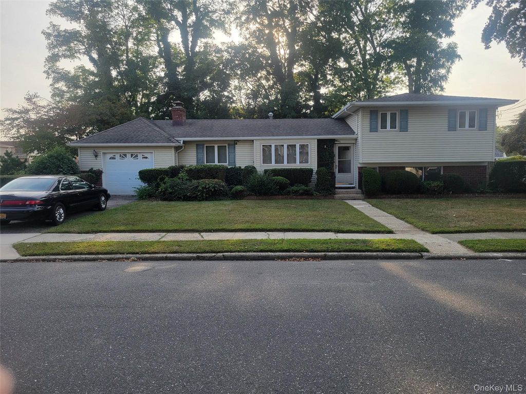 336 W 15th Street, Deer Park, NY 11729