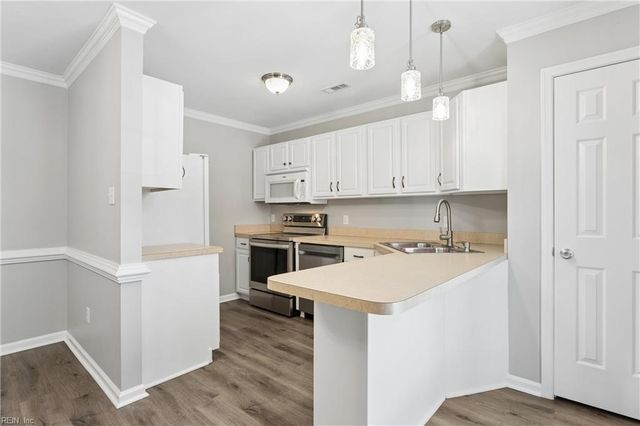 112 Chippenham Dr Apt B, Yorktown, VA 23693