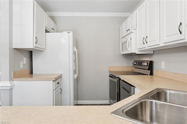 112 Chippenham Dr Apt B, Yorktown, VA 23693