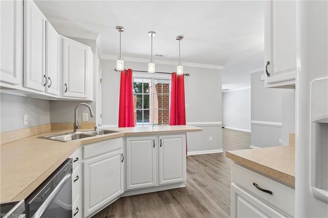 112 Chippenham Dr Apt B, Yorktown, VA 23693