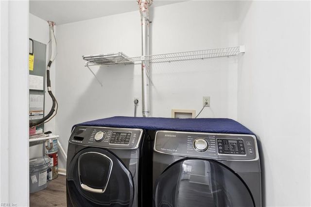 112 Chippenham Dr Apt B, Yorktown, VA 23693