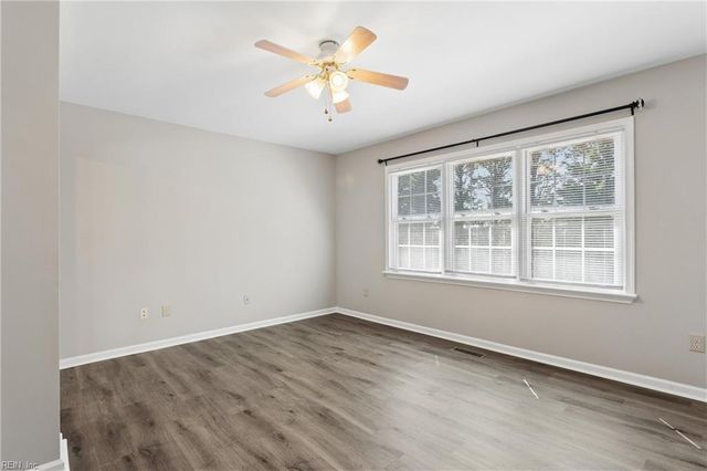 112 Chippenham Dr Apt B, Yorktown, VA 23693