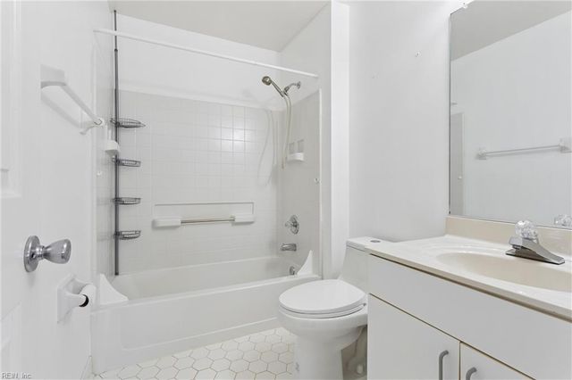 112 Chippenham Dr Apt B, Yorktown, VA 23693