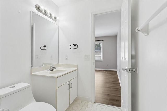 112 Chippenham Dr Apt B, Yorktown, VA 23693