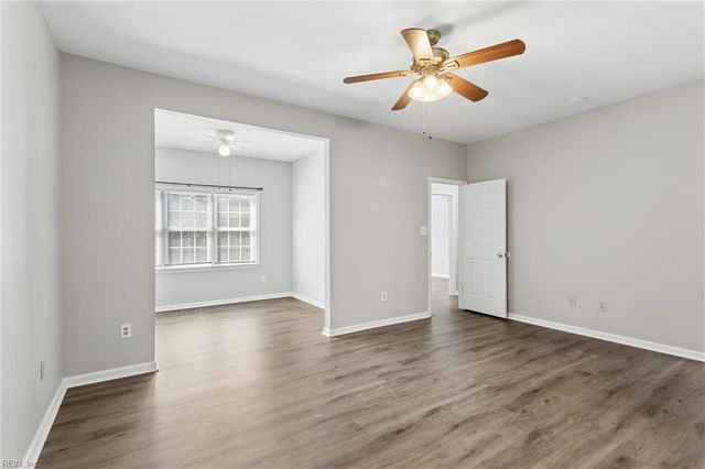 112 Chippenham Dr Apt B, Yorktown, VA 23693