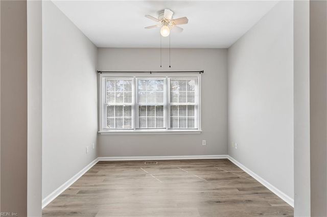 112 Chippenham Dr Apt B, Yorktown, VA 23693