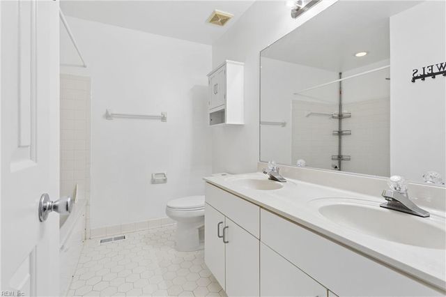 112 Chippenham Dr Apt B, Yorktown, VA 23693