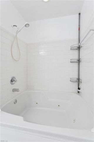 112 Chippenham Dr Apt B, Yorktown, VA 23693