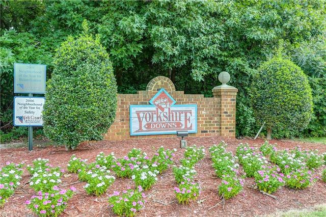 112 Chippenham Dr Apt B, Yorktown, VA 23693