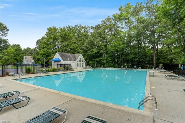 112 Chippenham Dr Apt B, Yorktown, VA 23693