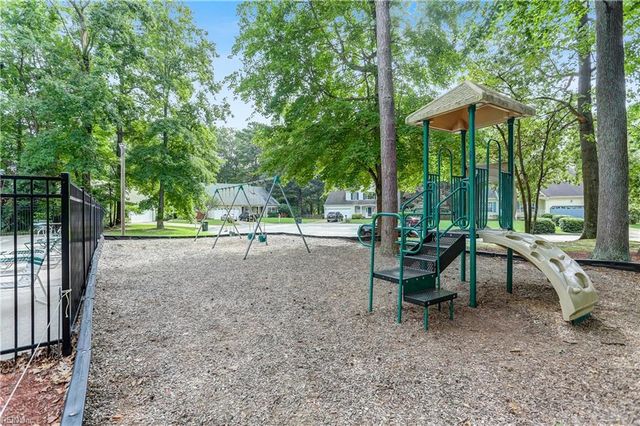 112 Chippenham Dr Apt B, Yorktown, VA 23693