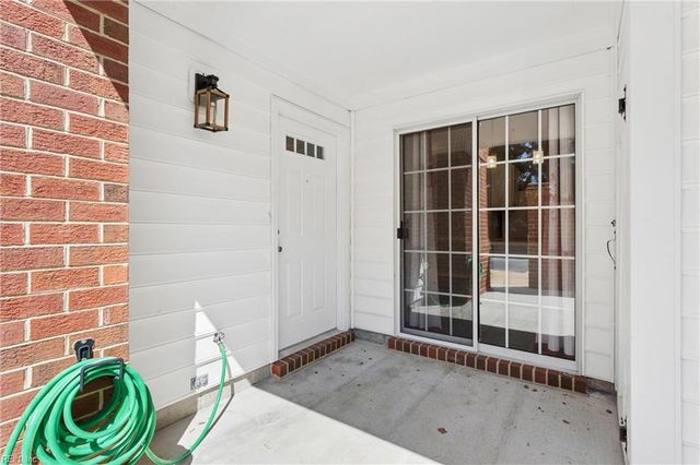112 Chippenham Dr Apt B, Yorktown, VA 23693