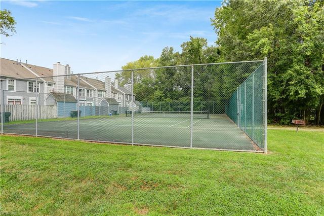 112 Chippenham Dr Apt B, Yorktown, VA 23693