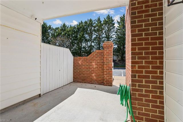 112 Chippenham Dr Apt B, Yorktown, VA 23693