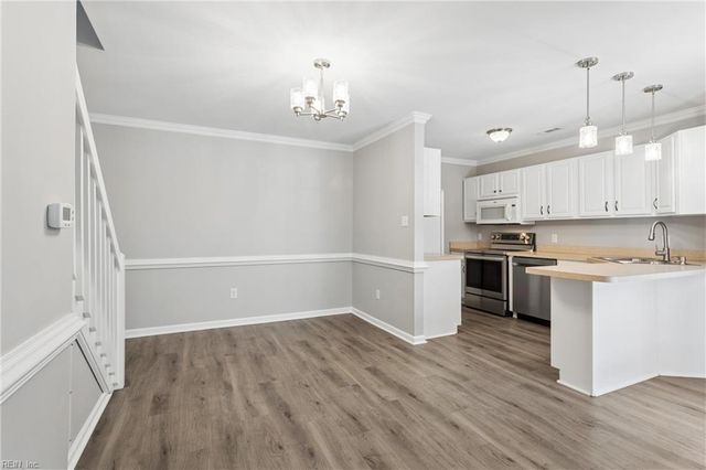 112 Chippenham Dr Apt B, Yorktown, VA 23693