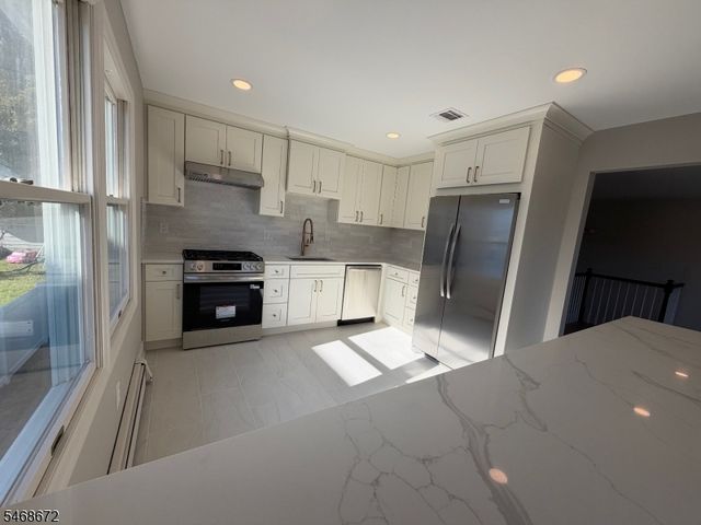 81 Elm St, Dover Town, NJ 07801