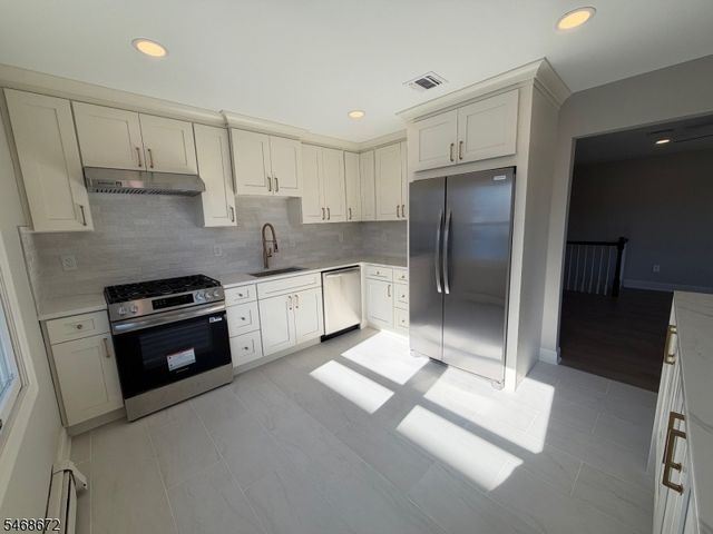 81 Elm St, Dover Town, NJ 07801