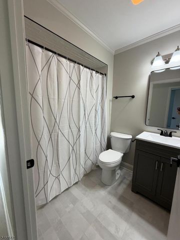 81 Elm St, Dover Town, NJ 07801