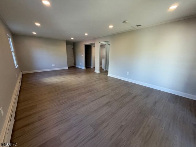 81 Elm St, Dover Town, NJ 07801