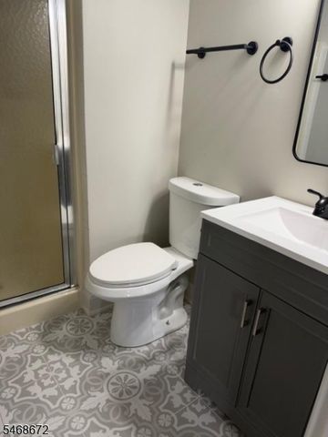 81 Elm St, Dover Town, NJ 07801