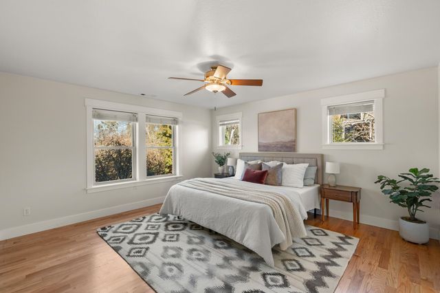 78 Greenmoor Drive, Eagle Point, OR 97524