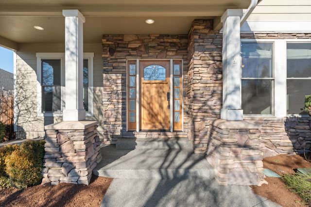 78 Greenmoor Drive, Eagle Point, OR 97524