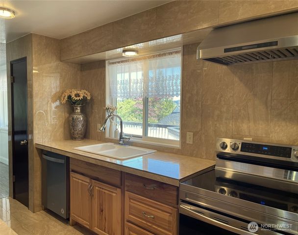 1017 Ballentine Street, Raymond, WA 98577