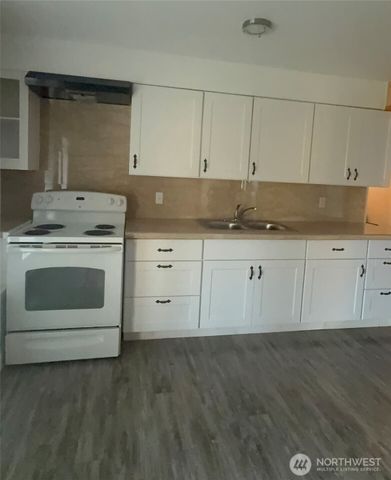 1017 Ballentine Street, Raymond, WA 98577