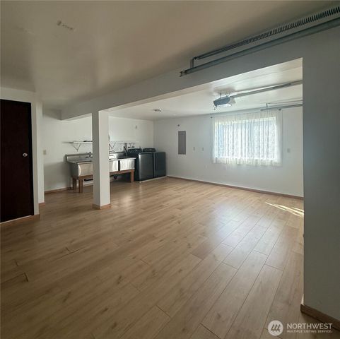 1017 Ballentine Street, Raymond, WA 98577