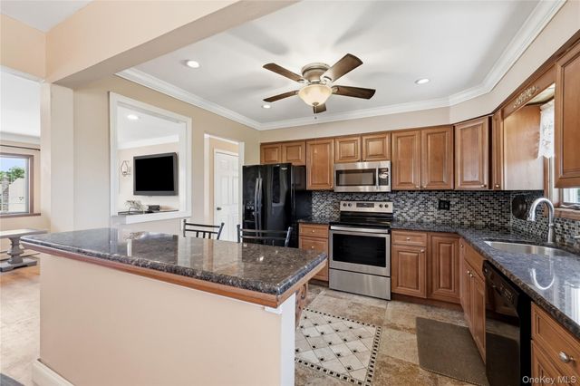 20 Elm Street, Massapequa, NY 11758