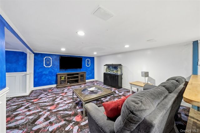 20 Elm Street, Massapequa, NY 11758