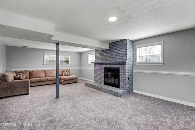 7624 Greenfield Ave, Louisville, KY 40214