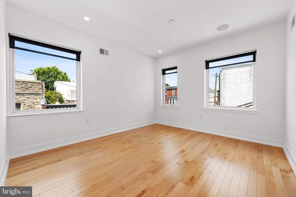 2300 E DAKOTA ST, PHILADELPHIA, PA 19125 — photo 3