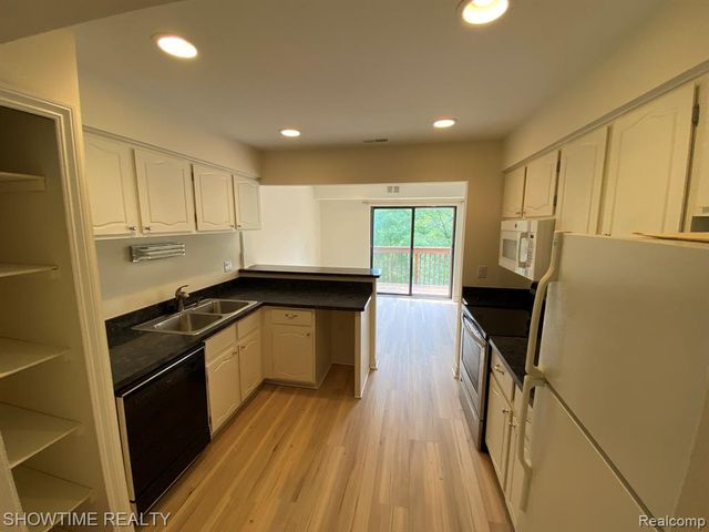 1697 Riverside Drive 18, Rochester Hills, MI 48309