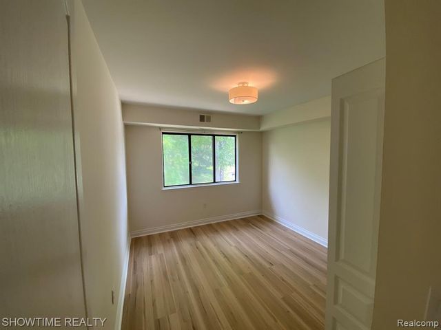 1697 Riverside Drive 18, Rochester Hills, MI 48309