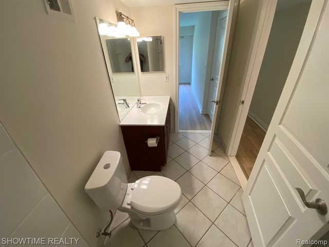 1697 Riverside Drive 18, Rochester Hills, MI 48309