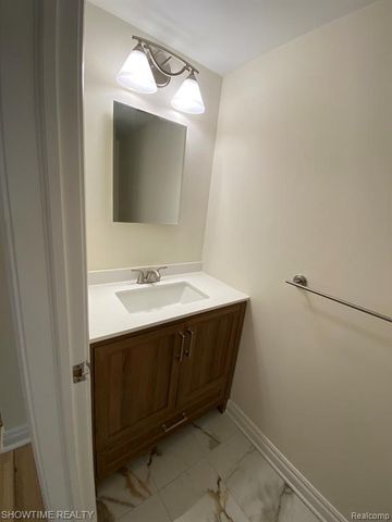 1697 Riverside Drive 18, Rochester Hills, MI 48309