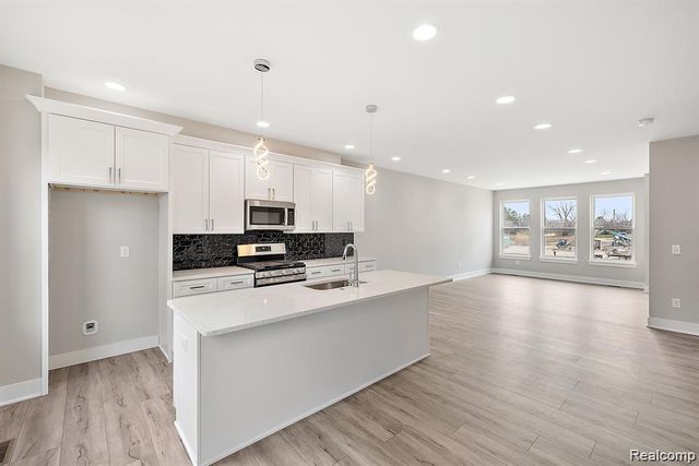 1231 Timberlane Drive, Troy, MI 48098