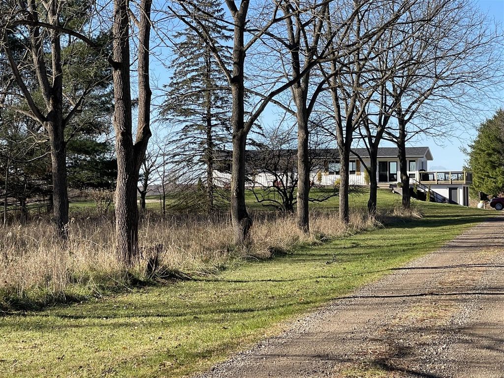 75512 County Road 665, Lawton, MI 49065