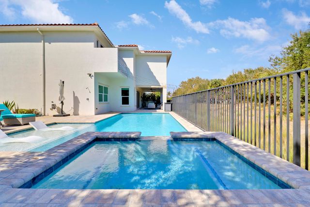 2475 NE Evinrude Circle, Jensen Beach, FL 34957