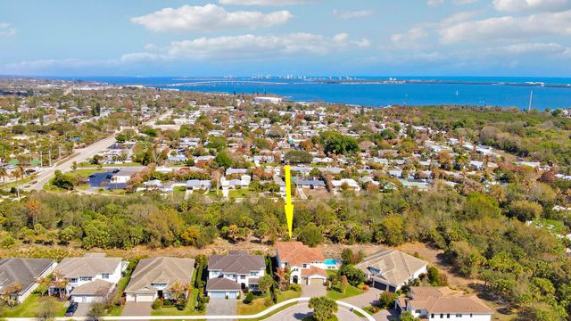 2475 NE Evinrude Circle, Jensen Beach, FL 34957