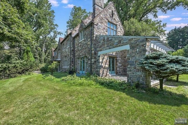 155 Chestnut Ridge Road, Saddle River, NJ 07458