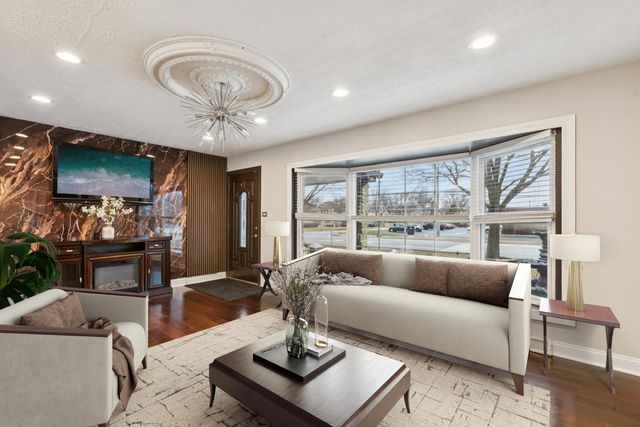 719 N Elmhurst Avenue, Mount Prospect, IL 60056