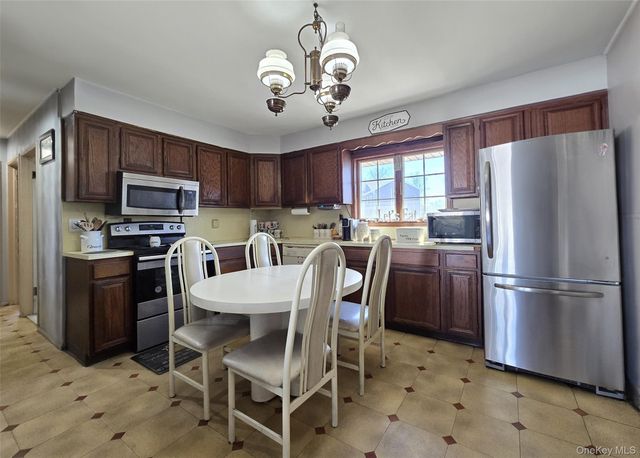 5 South Lane, Levittown, NY 11756