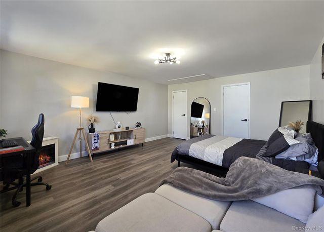 5 South Lane, Levittown, NY 11756