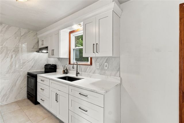 11 Dupont Circle, North Kingstown, RI 02852