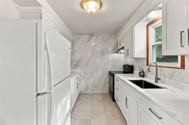 11 Dupont Circle, North Kingstown, RI 02852