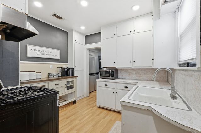 2518 Gladstone Drive, Dallas, TX 75211