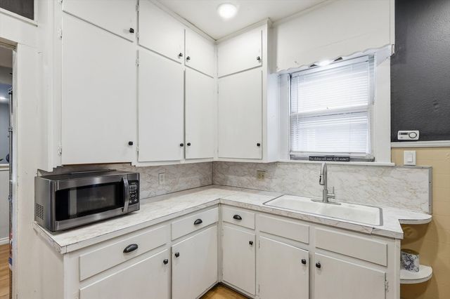 2518 Gladstone Drive, Dallas, TX 75211